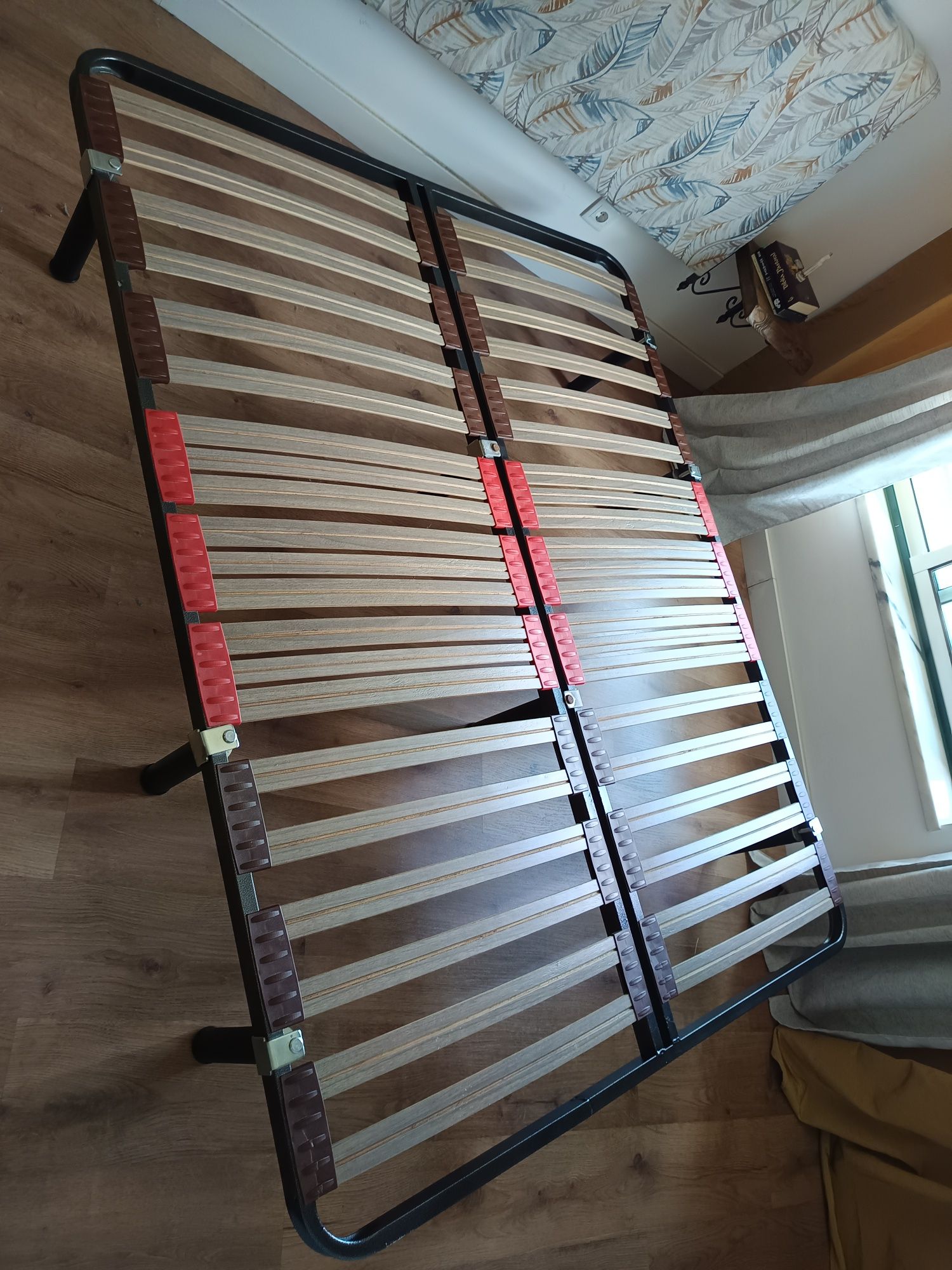Estrado para colchão 1.60x2.00 e cabeçeira de cama.