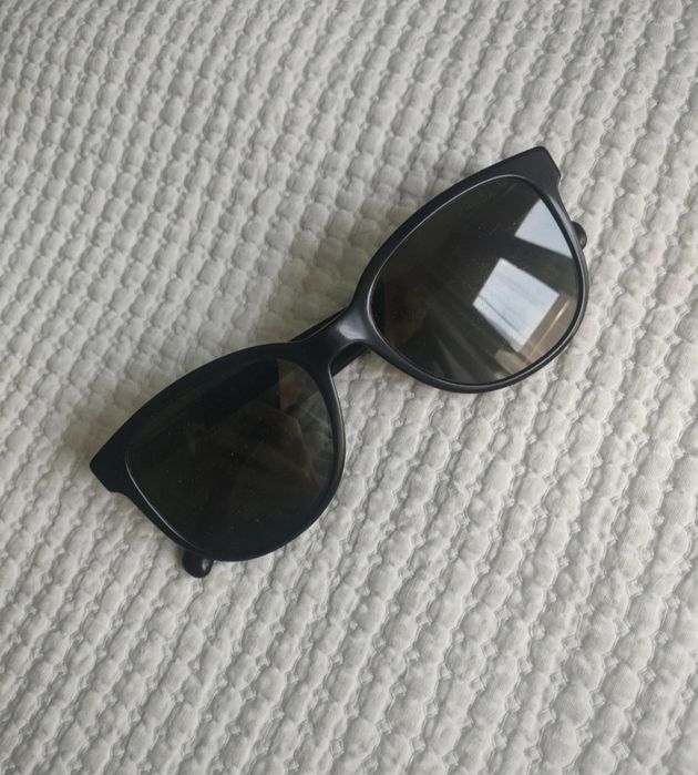 Óculos clássicos de sol de Prada