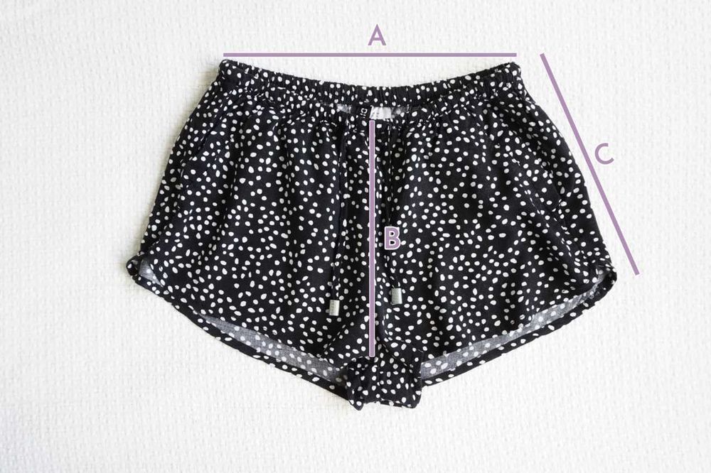 Czarne szorty w kropki z ozdobnymi troczkami letnie dziewczęce