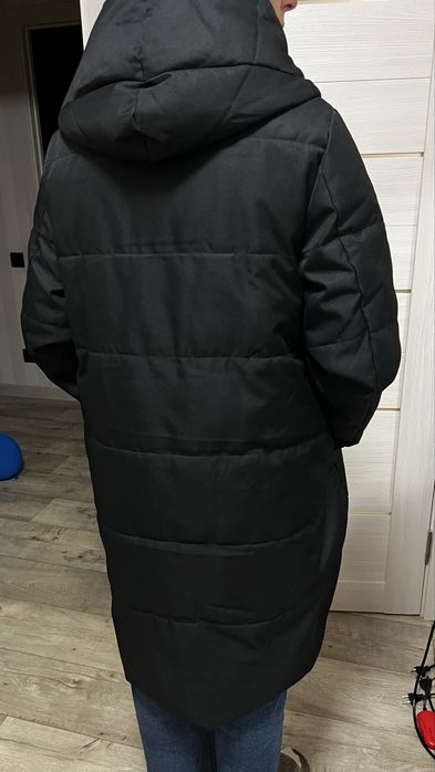 Продам жіночу зимову куртку, угги та ботинки