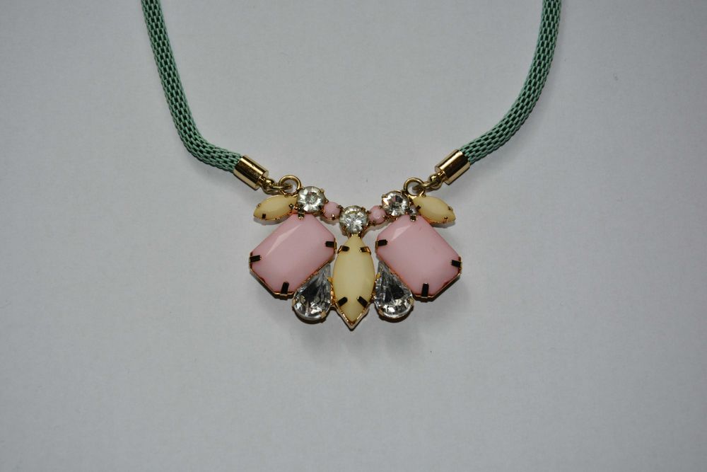 Bogato zdobiony naszyjnik kolia z pastelowymi kamieniami