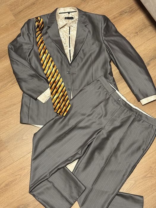 Готовий образ для вечірки 00-х, класичний чоловічий костюм, сорочка