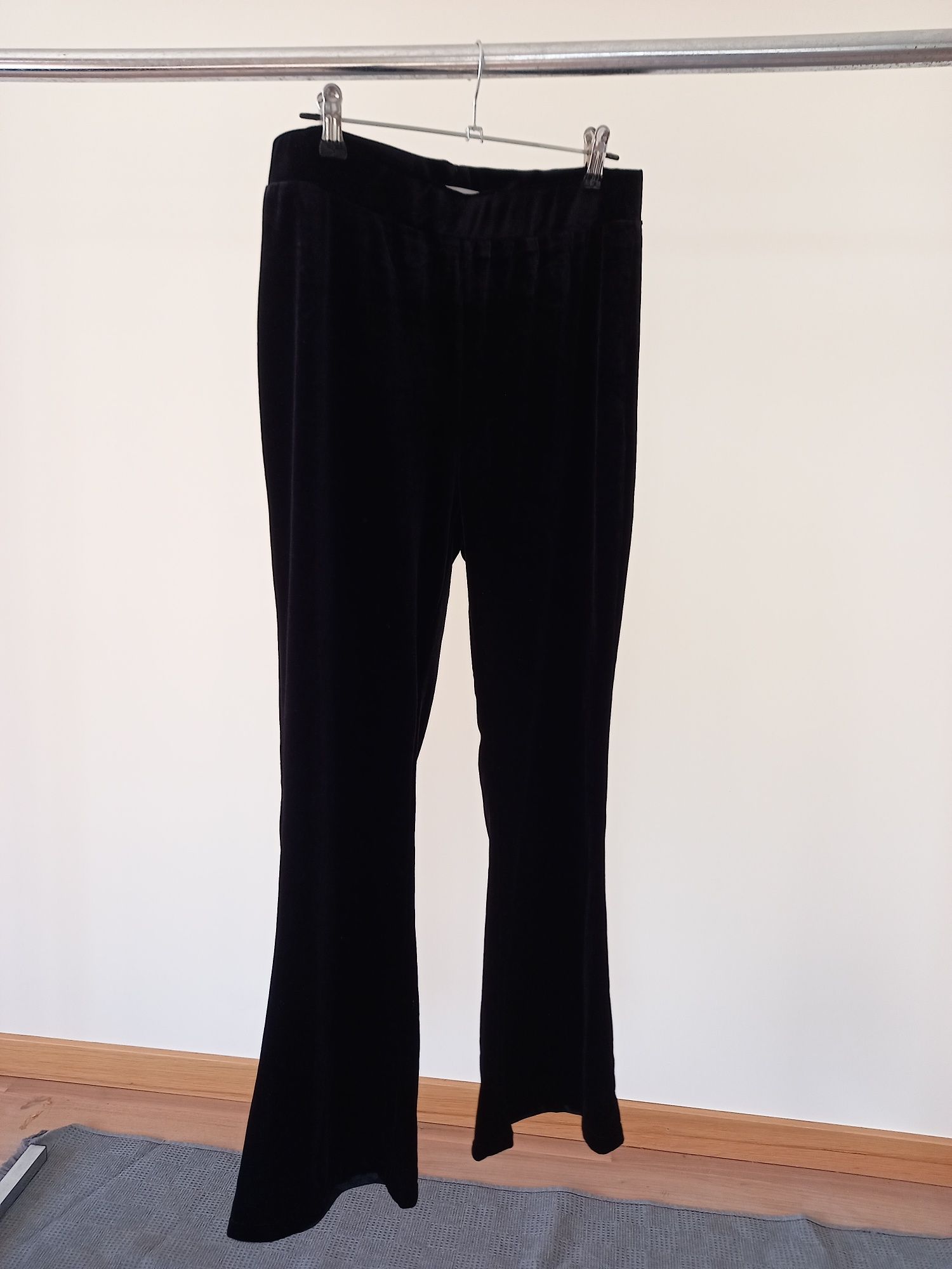 Calças flare cropped veludo Mango