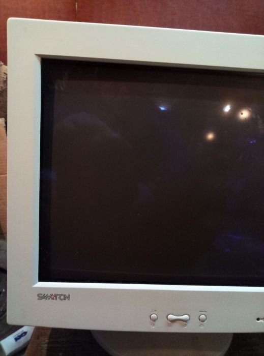 Монитор Samsung Samtron 76BDF