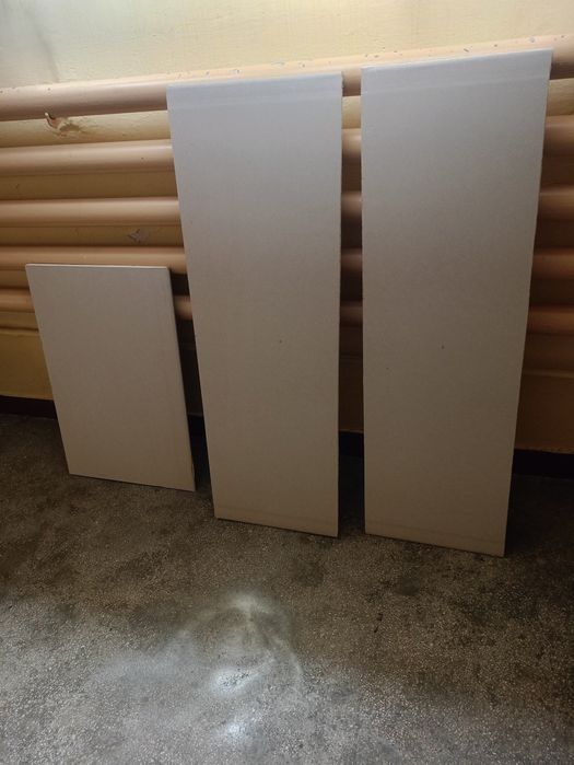 Trzy płyty kartonowo gipsowe białe.