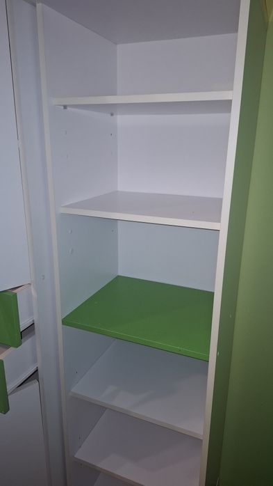 Słupek z półkami