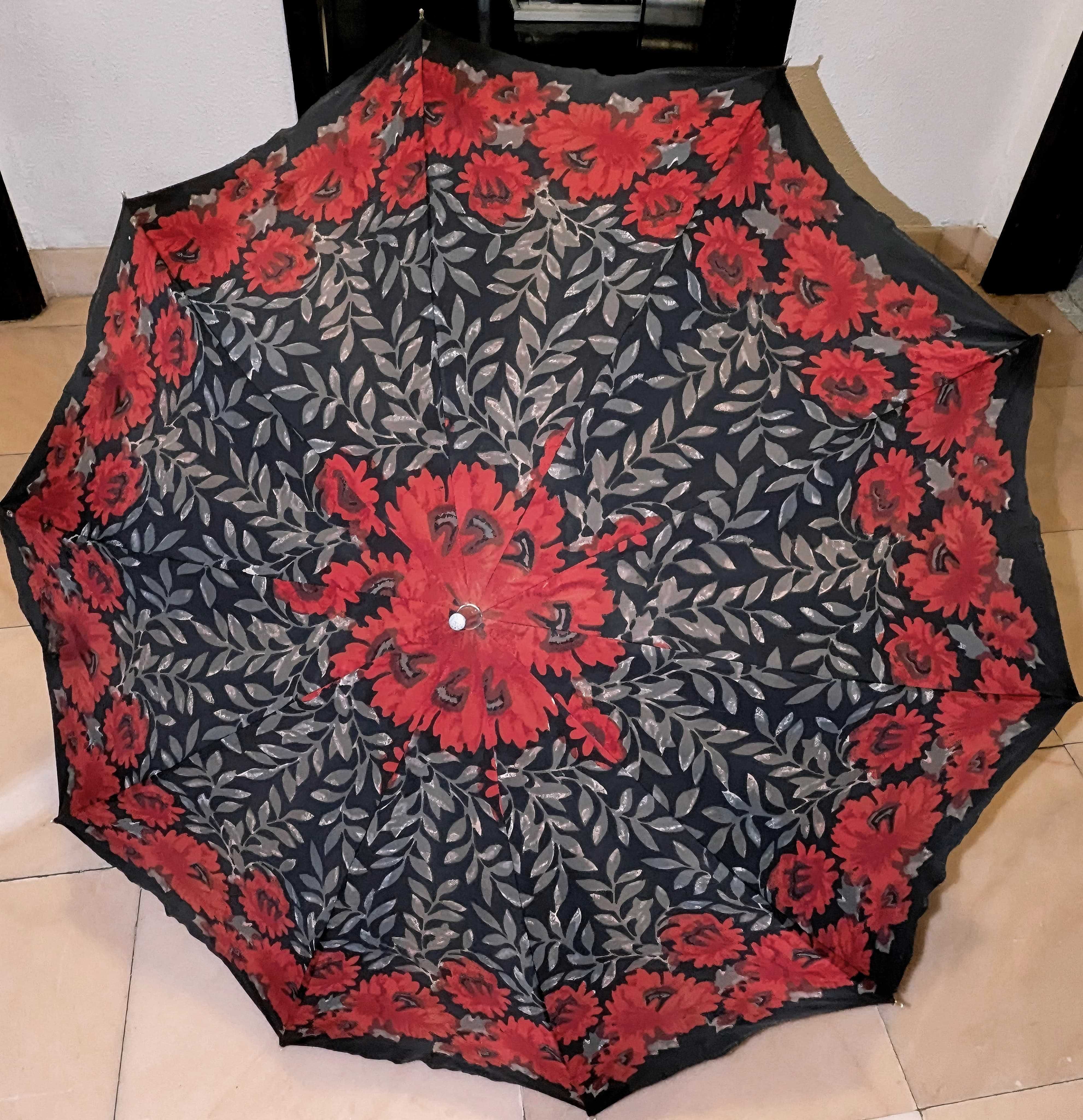 Chapéu de chuva trabalhado em metal maciço e nylon (Antigo)