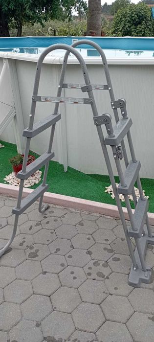 Escadas Piscina 108 x 71,4 x 138 cm
