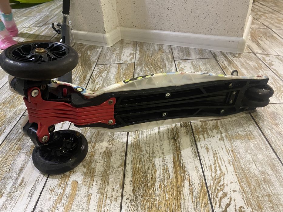 самокат трехколесный Scooter со светящимися колесами