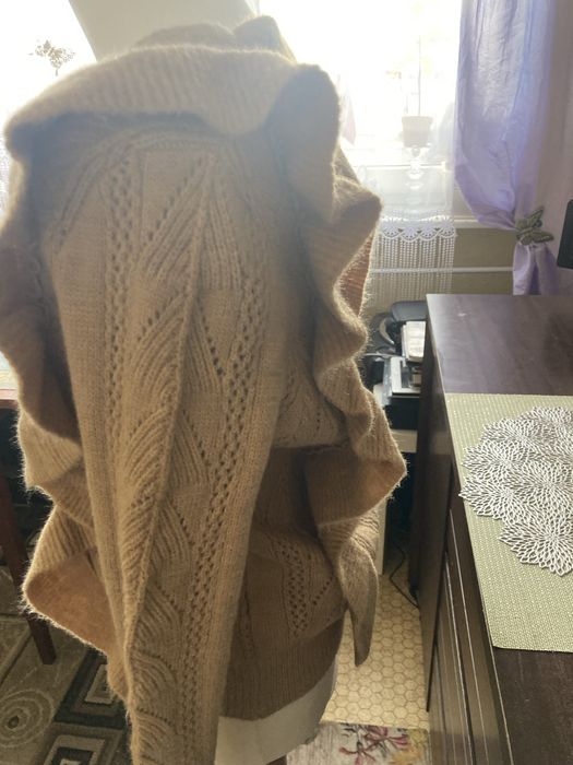 Sliczny damski sweterek w odcieniu beżu