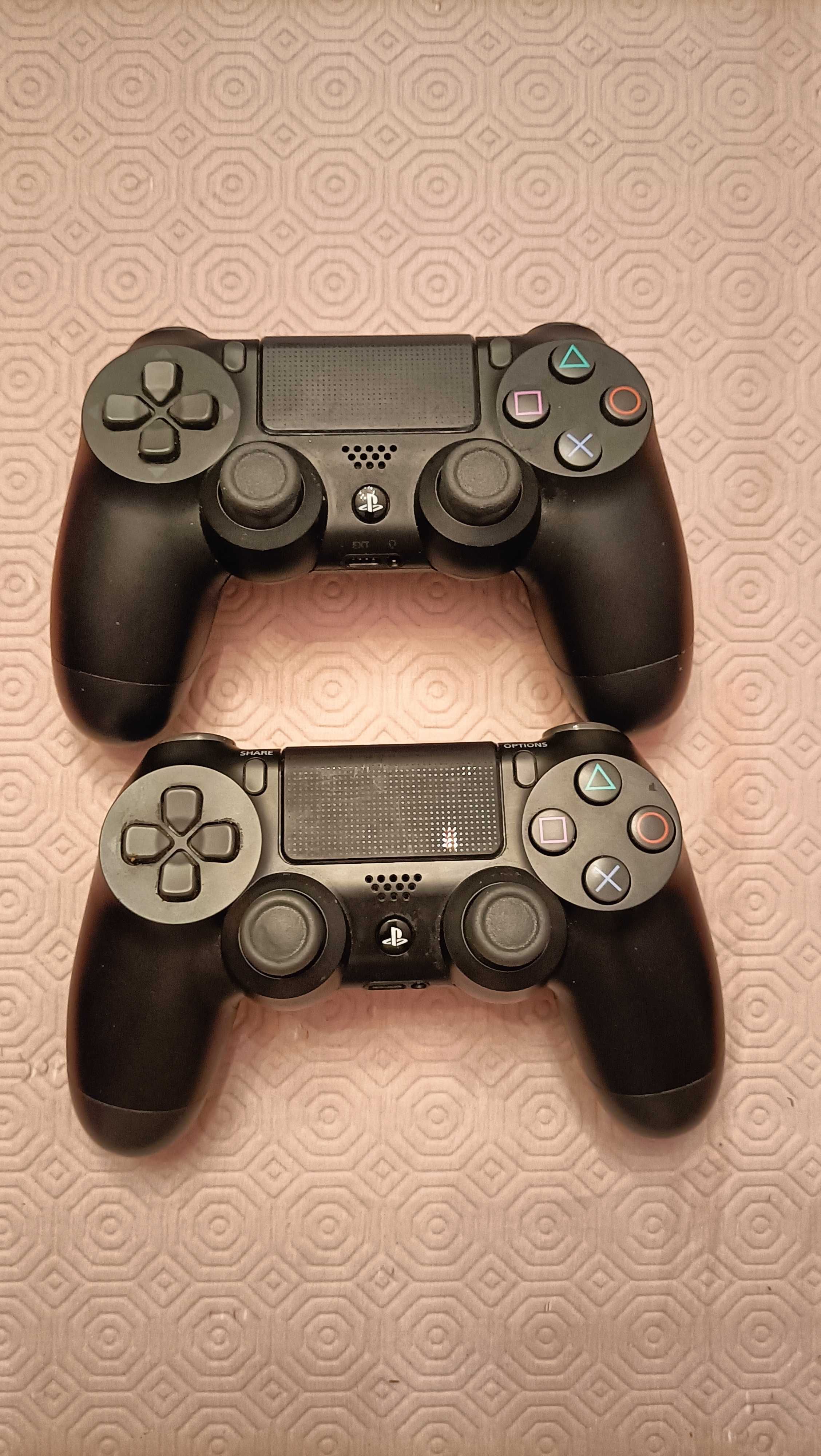 PS4 (1TB) c/ 2 comandos, carregador duplo, 3 jogos + fones de Oferta