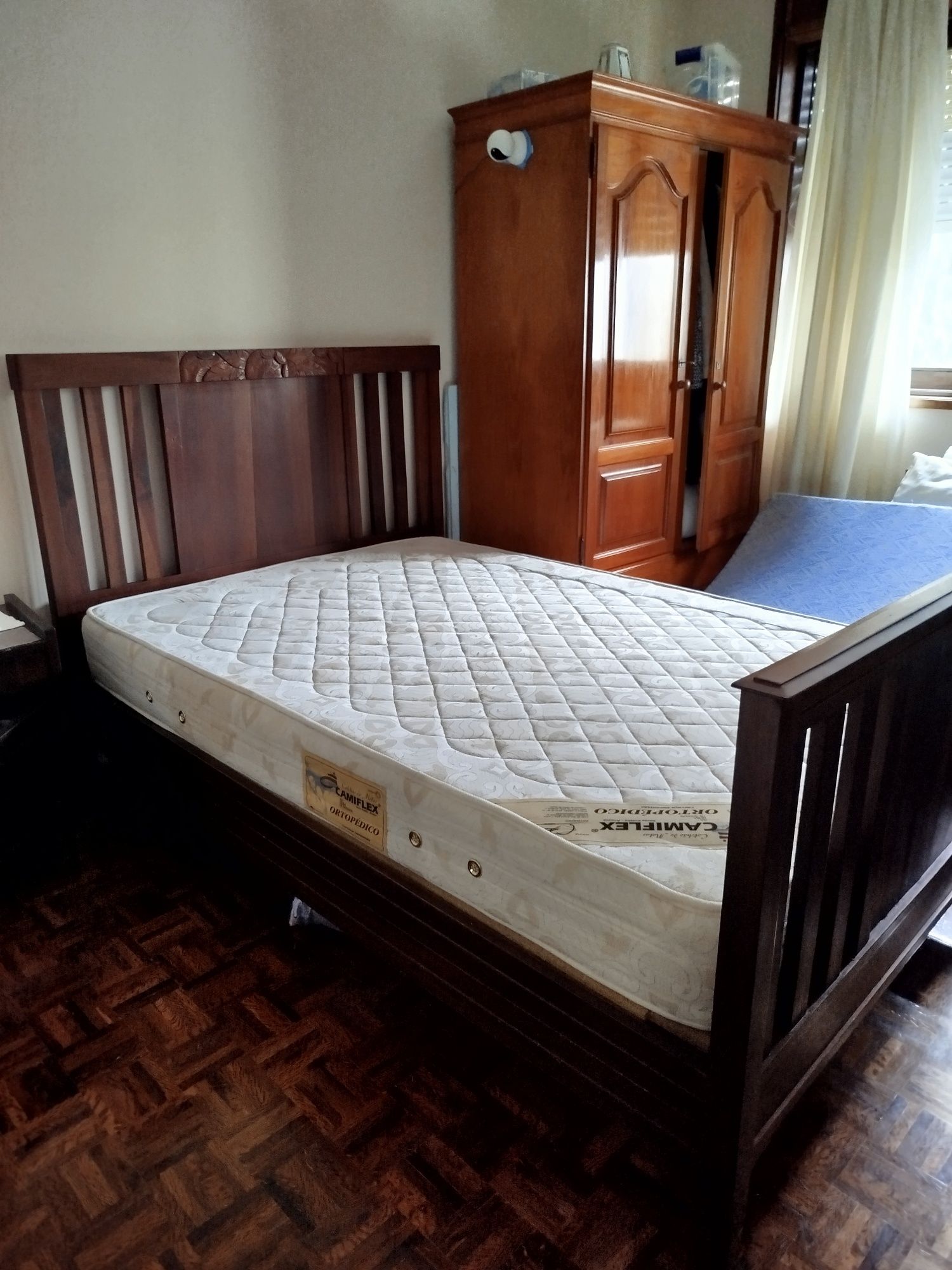 Aluga se quarto a senhora