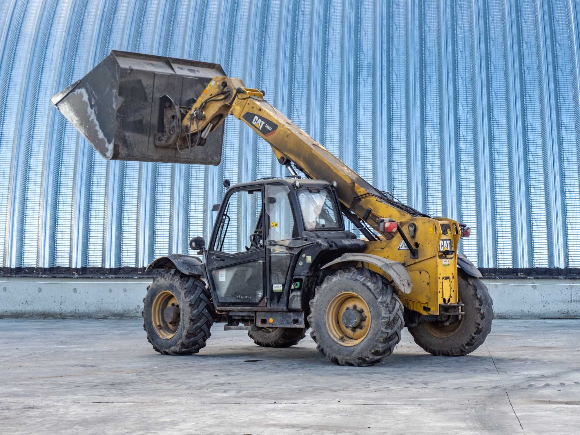 CAT TH337 - телескопічний навантажувач
