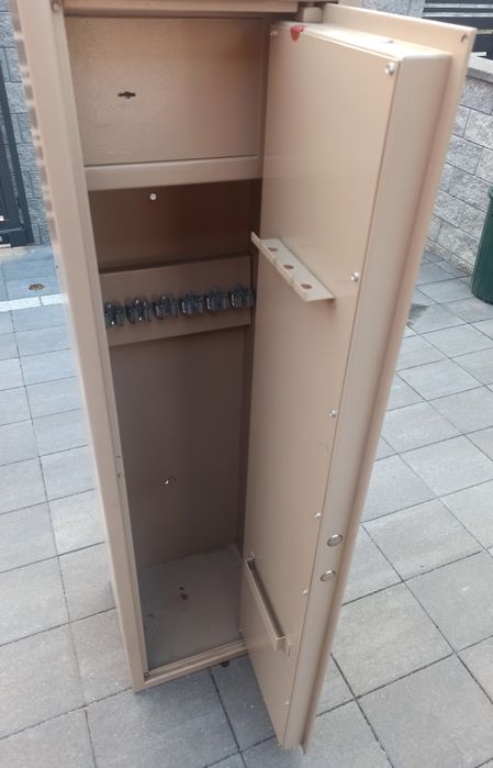 Sejf na broń długą i krótką. Stan bdb. Szafa pancerna.