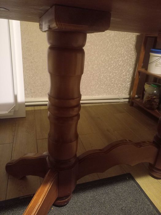 Стол для кухни из натурального дерева и табуретки.