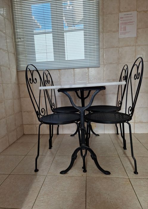 Mesa exterior/interior em ferro forjado e mármore  +  quatro cadeiras