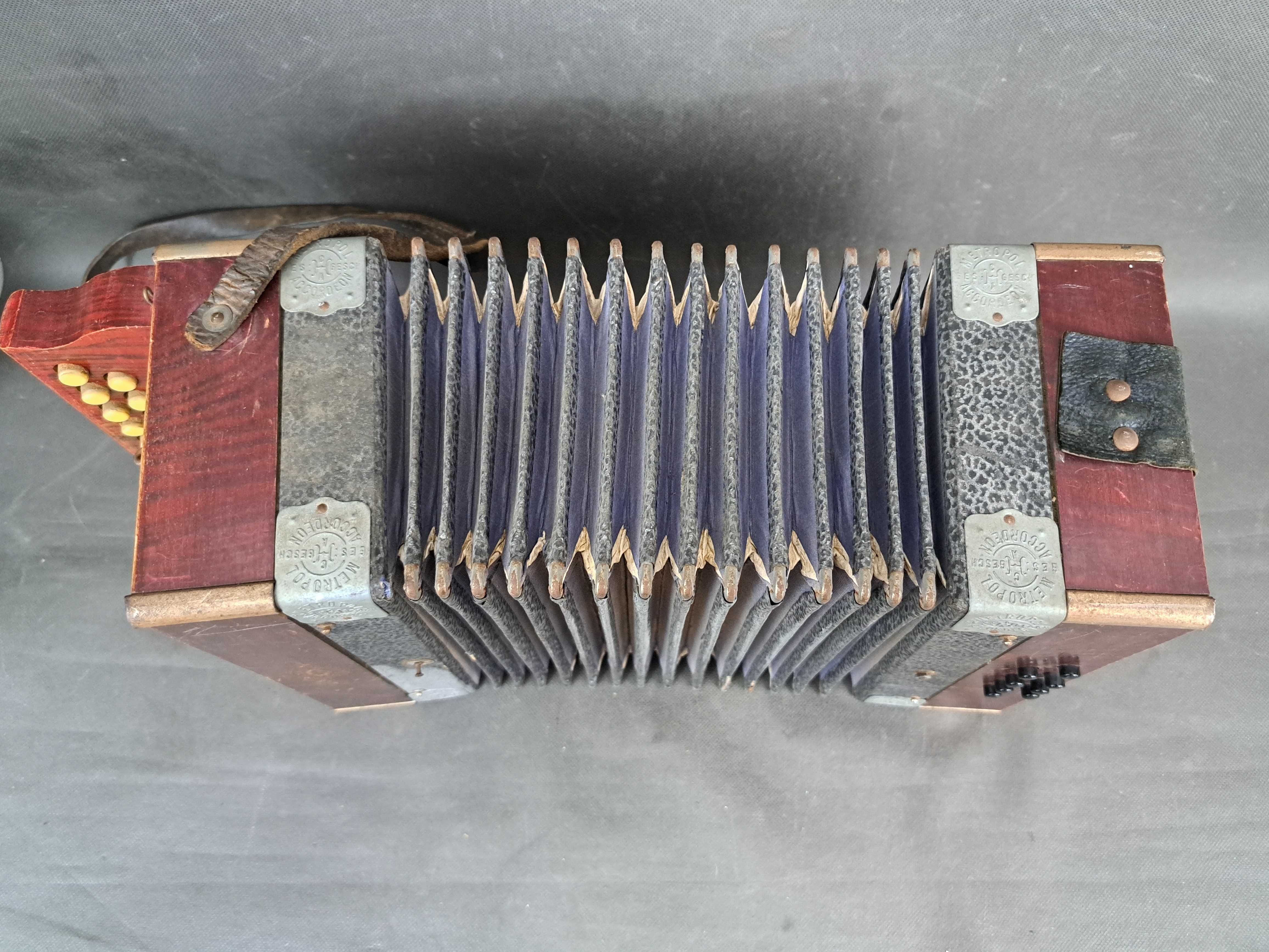 Stary akordeon guzikowy, harmonia, harmoszka Metropol Accordeon