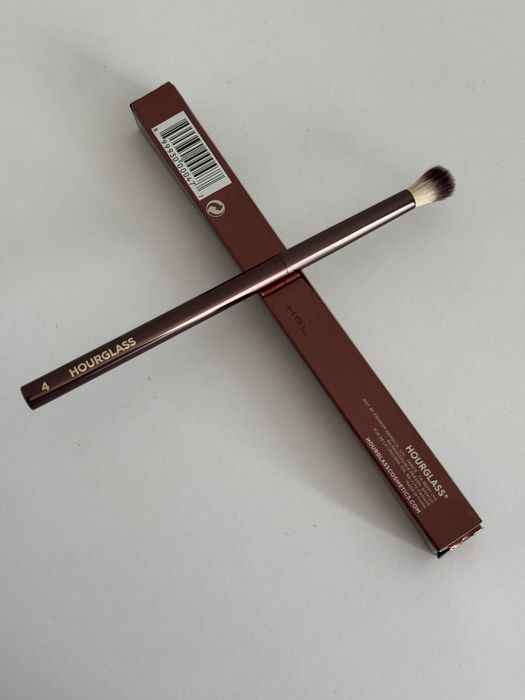Nowy pędzel do cieni Hourglass nr 4 Crease brush