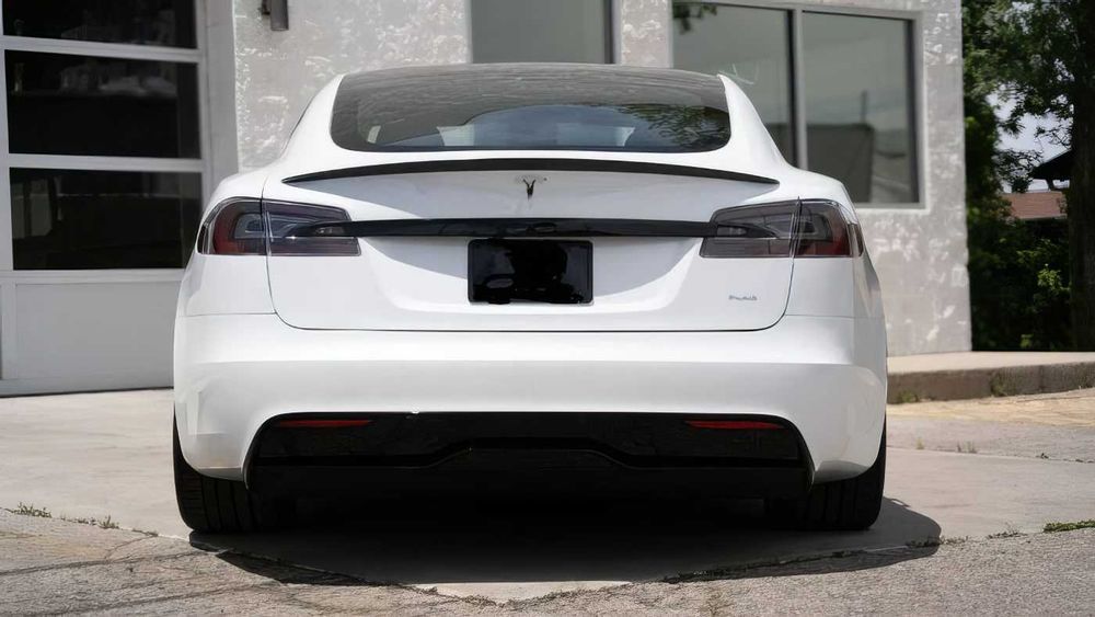 Tesla Model S Plaid      2021