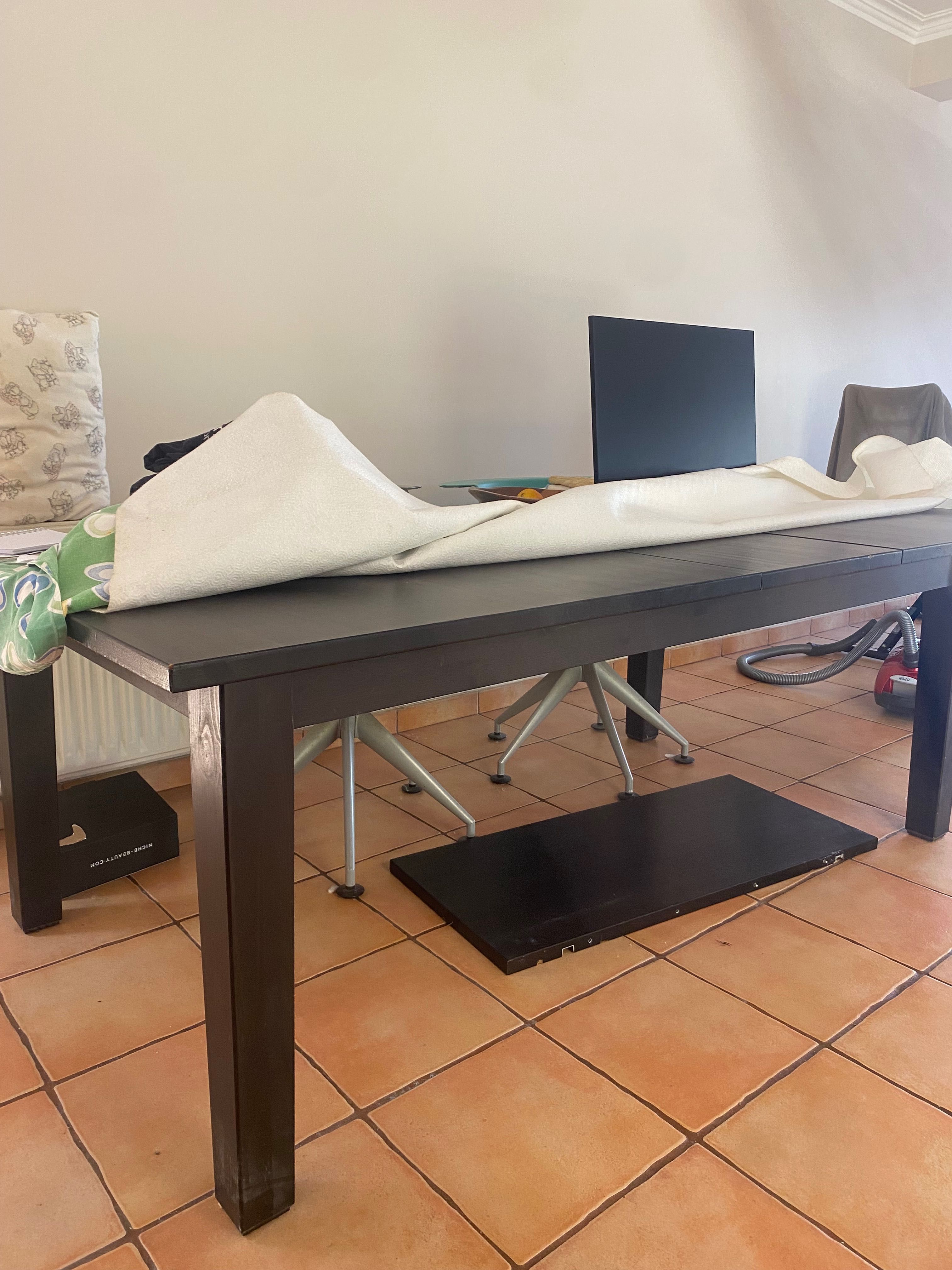 Mesa IKEA extensível com cadeiras de autor