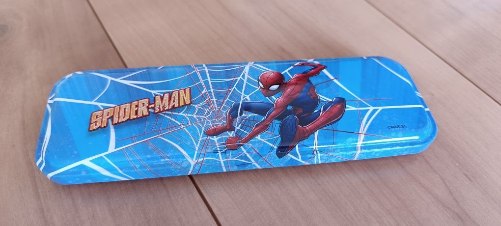 Estojo metálico Spiderman
Medidas: 20 cm x 7 cm
Usado 1 ou 2x
Preço: 3