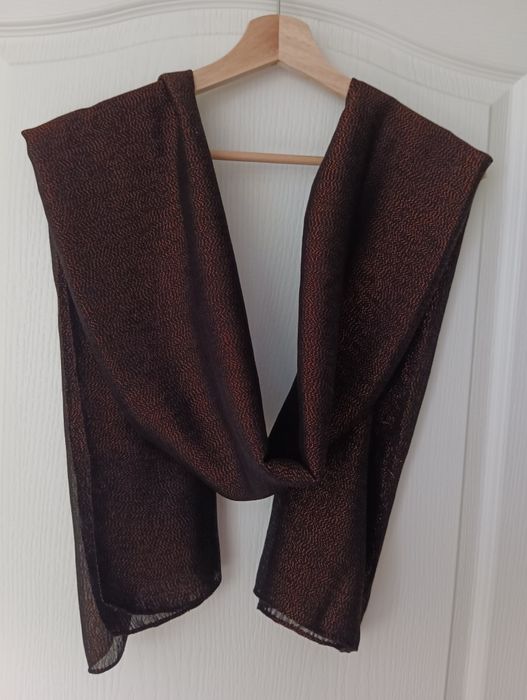 Apaszka, cienki szalik z nitką miedzianą.