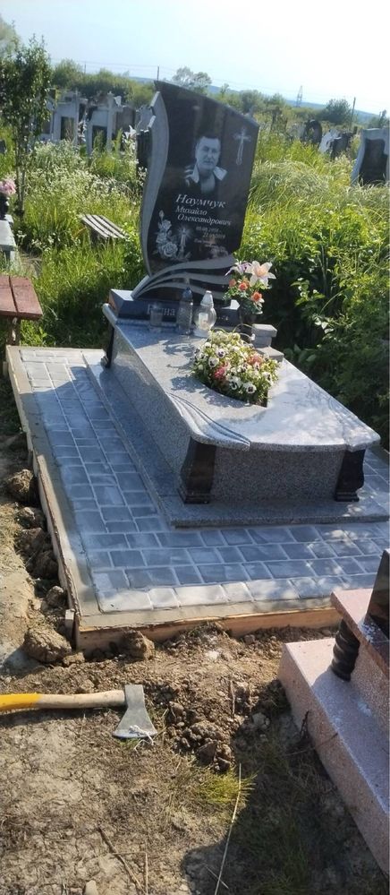 Памятники з крошки та граніту