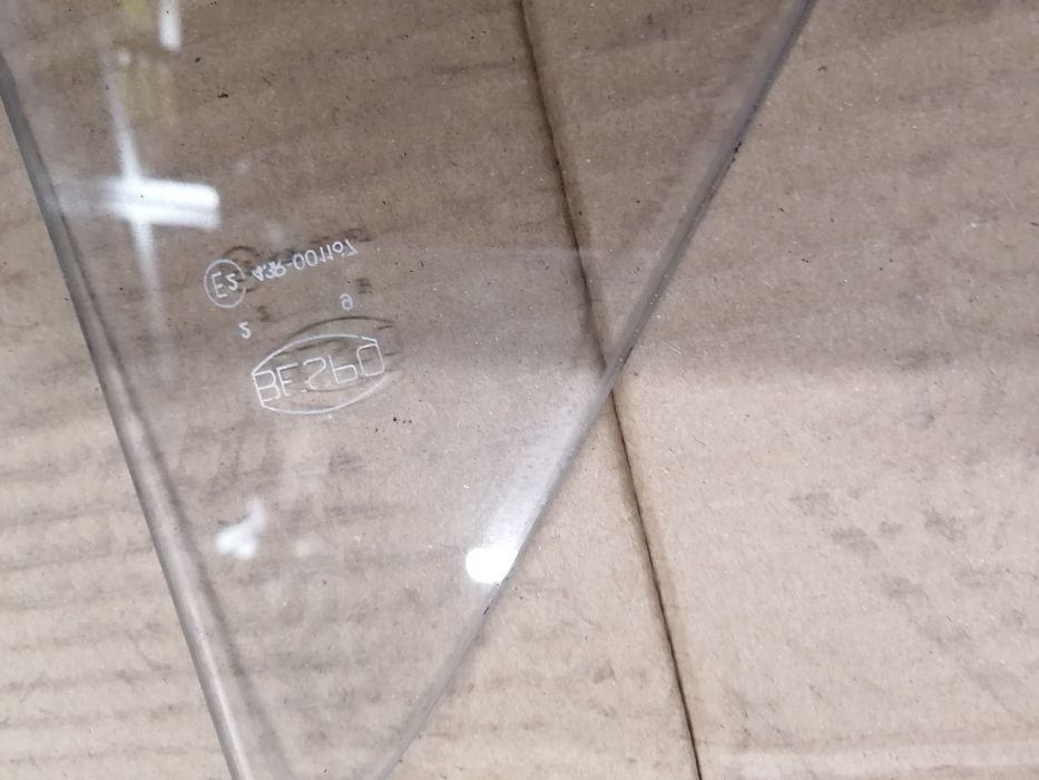 Fiat 126p szyby trójkątne boczne Bespo lewa i prawa.