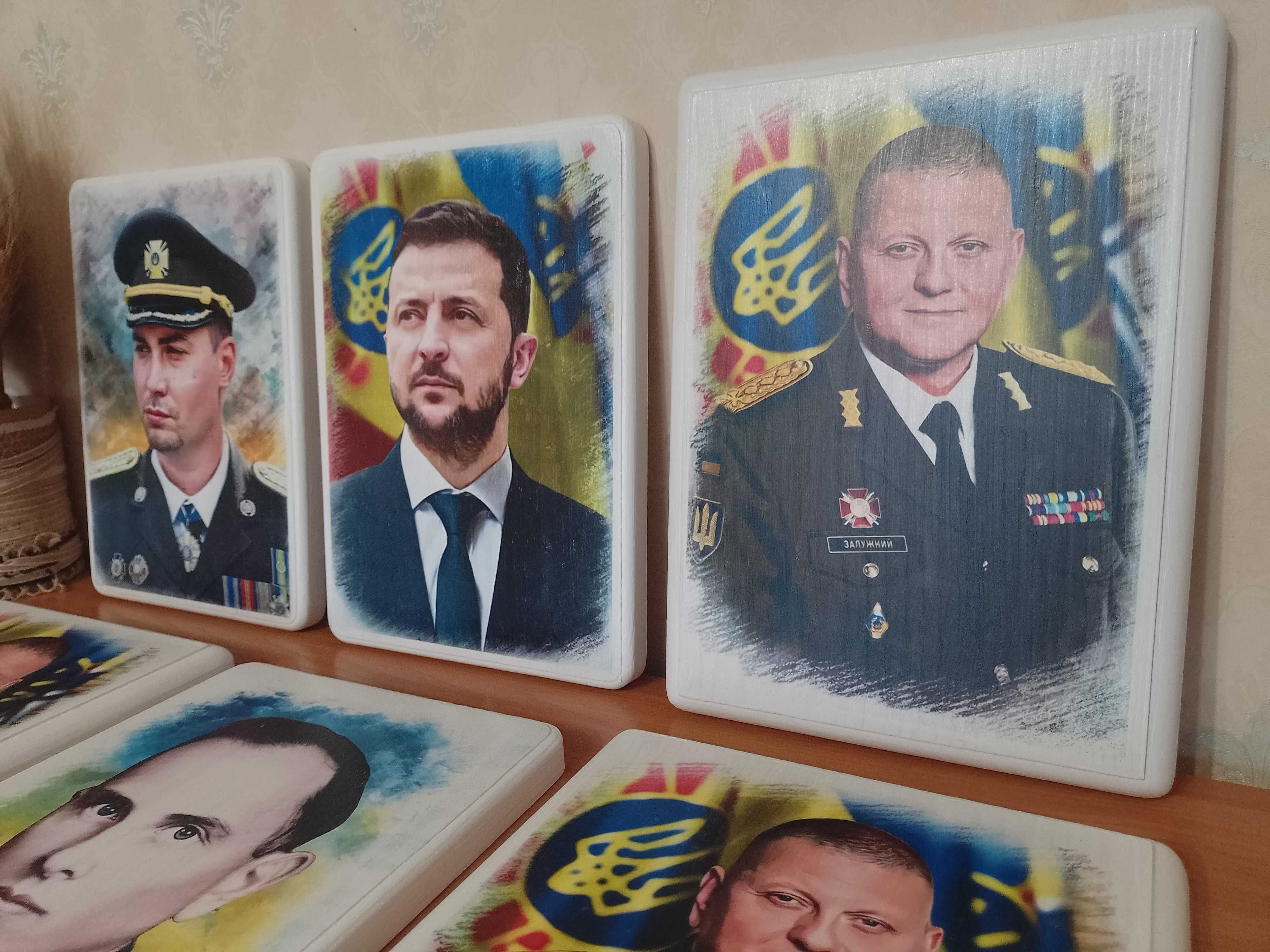 Портрет Володимира Зеленського | Купити картину на дереві в Україні