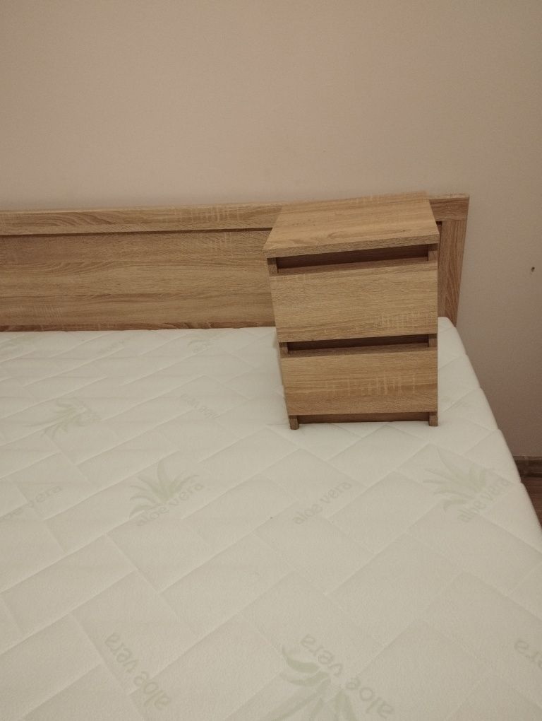 Duże łóżko  z wysokiej jakości materacem.