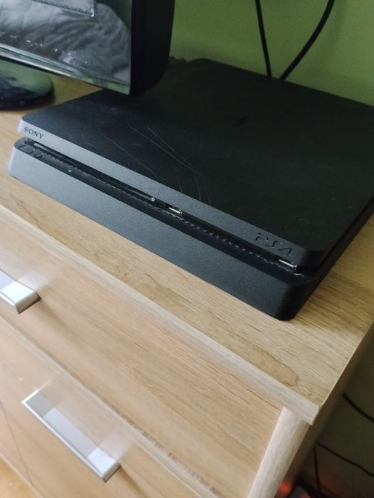 PS 4 slim+ 2 pady+9 gier