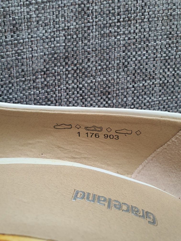 Buty na obcasie, raz założone