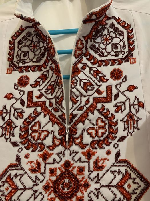 Вишиванка чоловіча червоним бісером