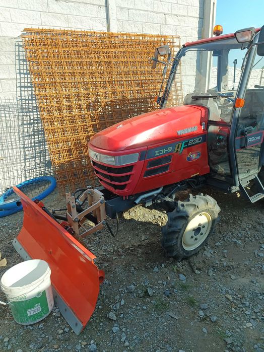 Traktorek ogrodowy rolniczy sadowniczy Yanmar z kabiną