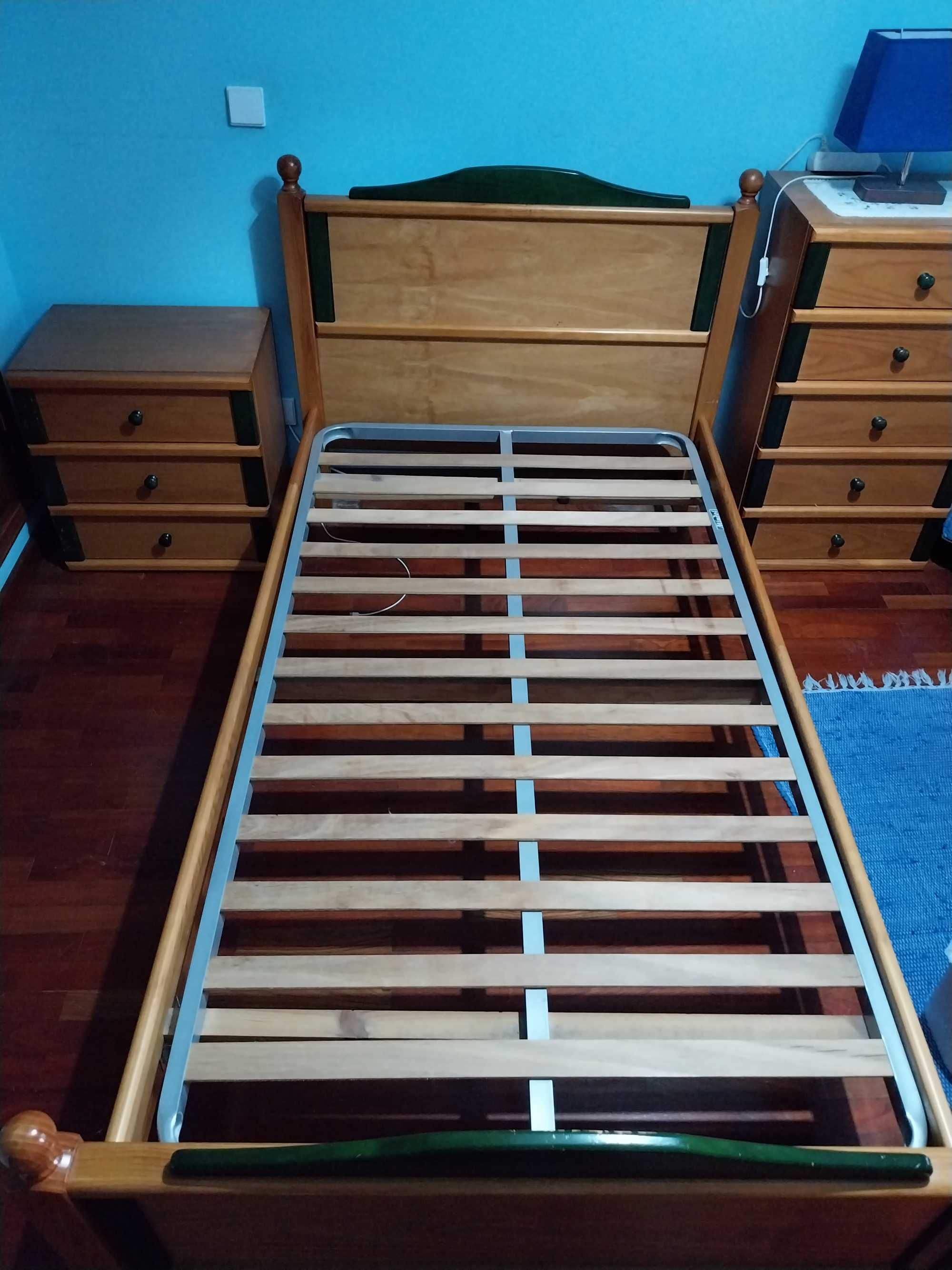 Camas individuais em Pinho Mel - oferta colchão
