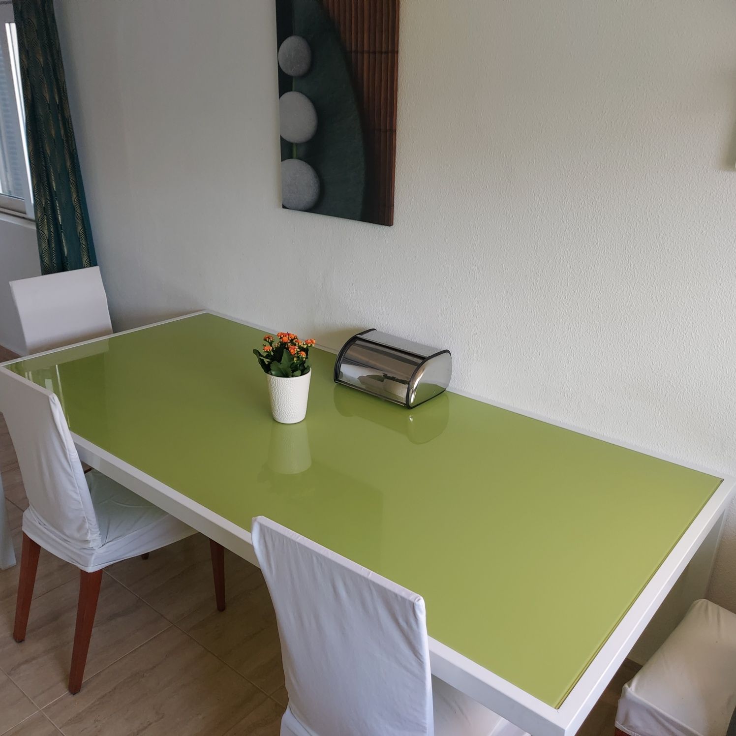 Mesa de jantar verde e branca