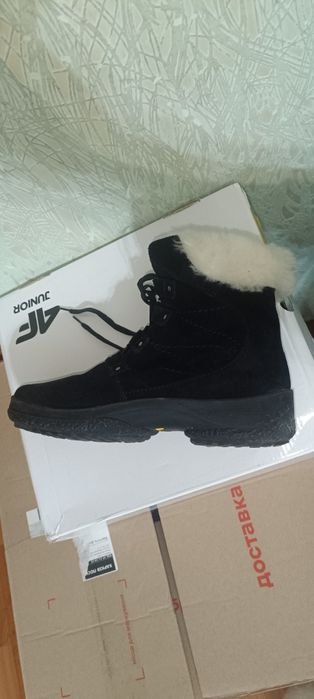 Продам натур.ботинки зима р.40