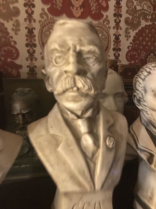 Bustos de Eça de Queiroz