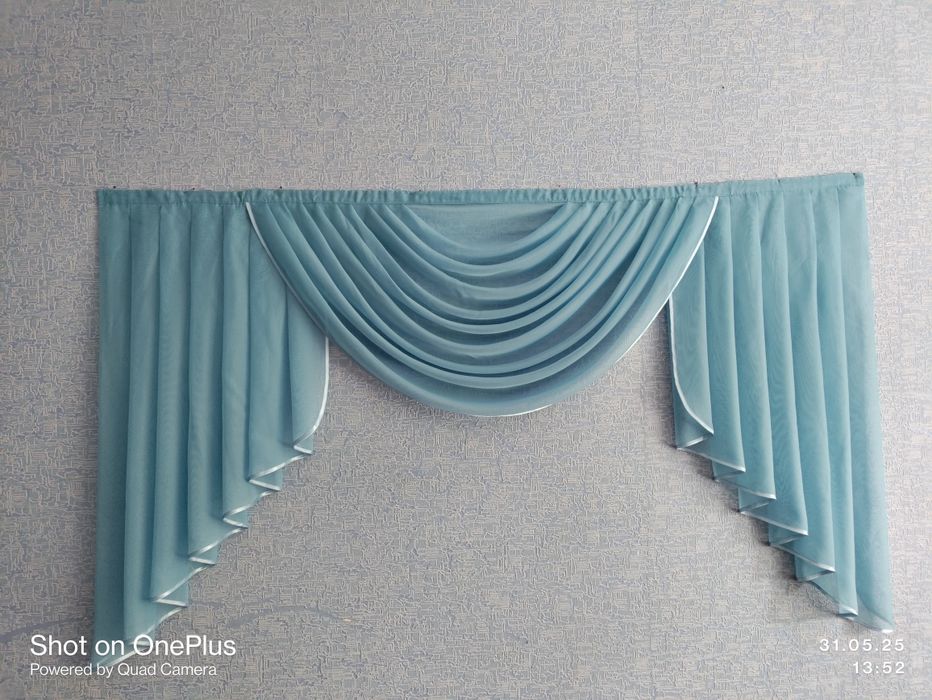 Продам шторки. Біла 1.70*1.45.. Синя 1.57*0.95