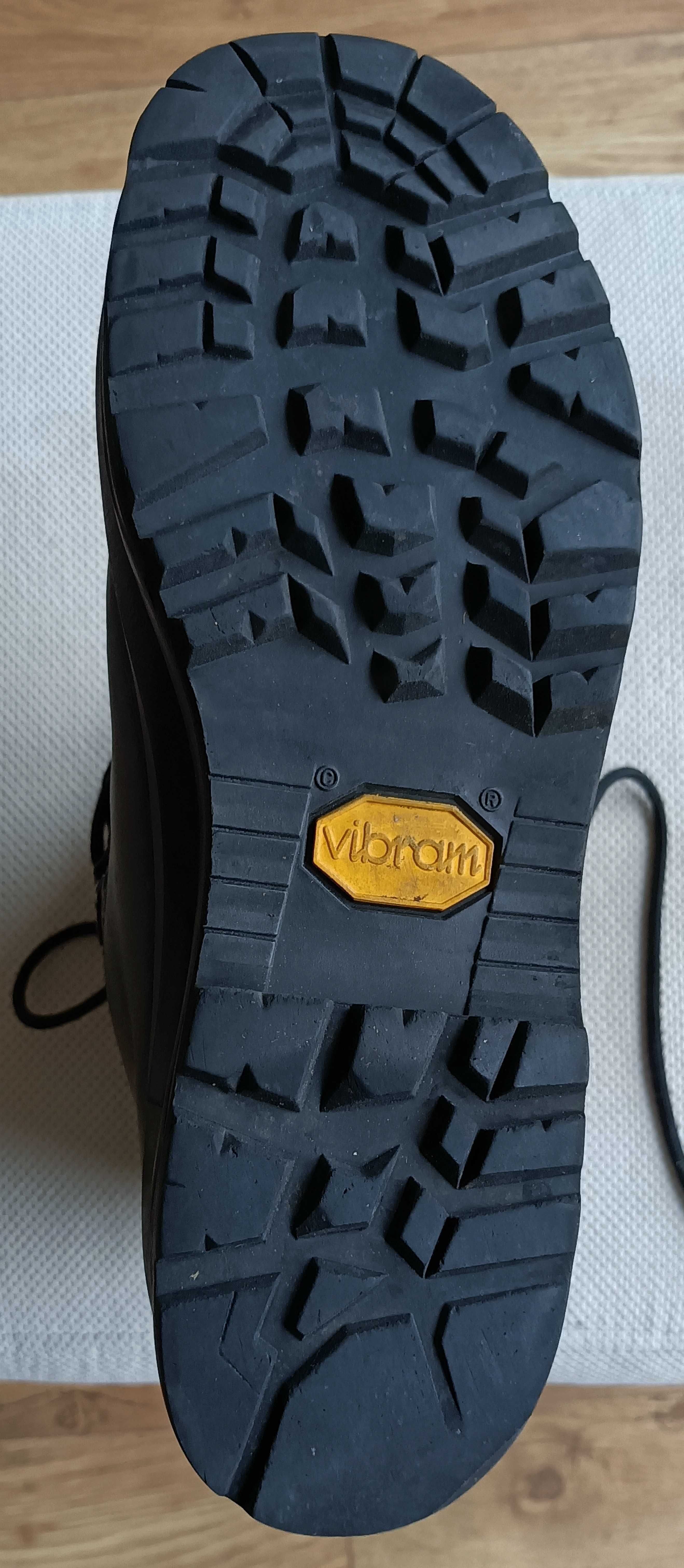 Buty wojskowe z podeszwą Vibram. Rozmiar - 27..