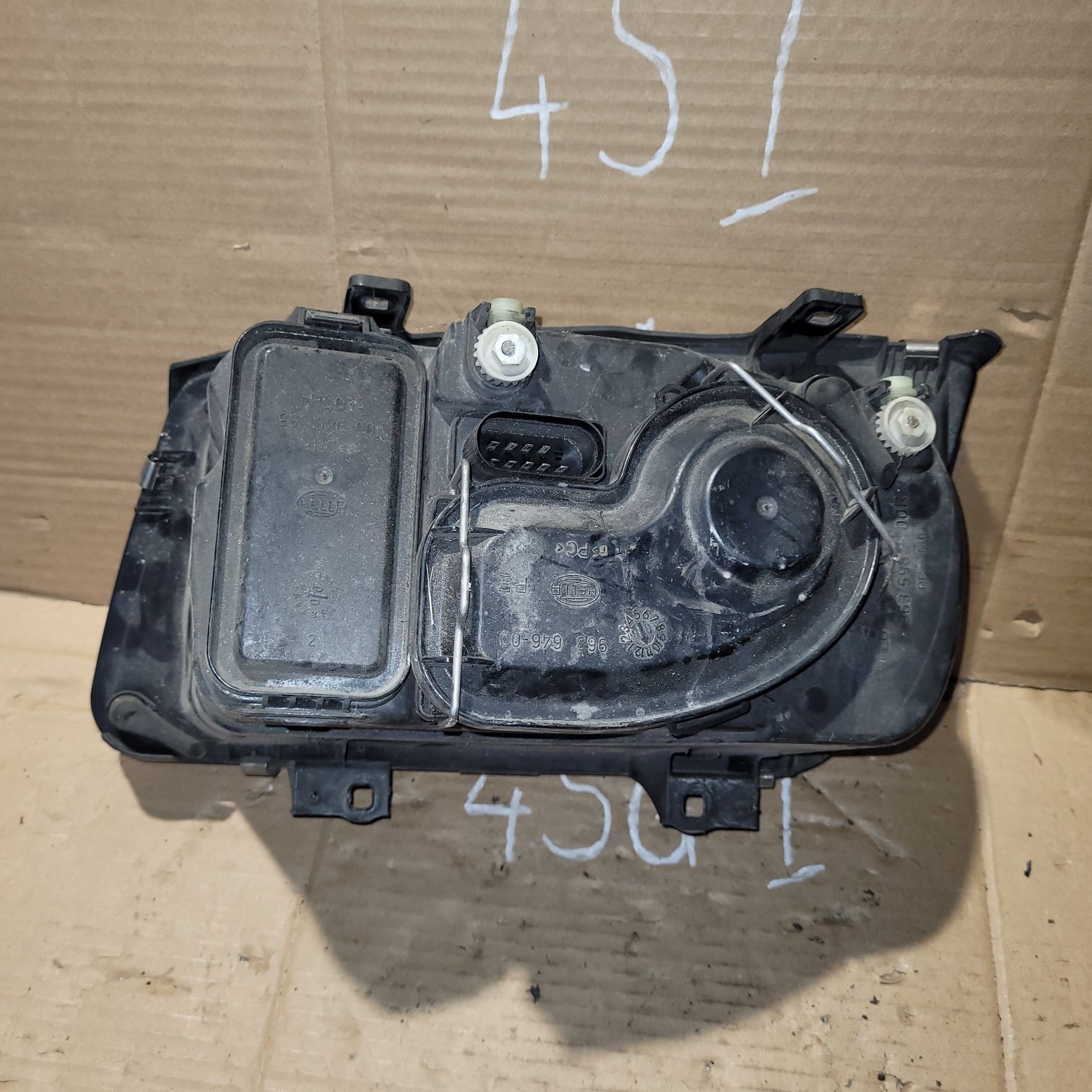 Lampa przód prawa vw bora 2001r HELLA