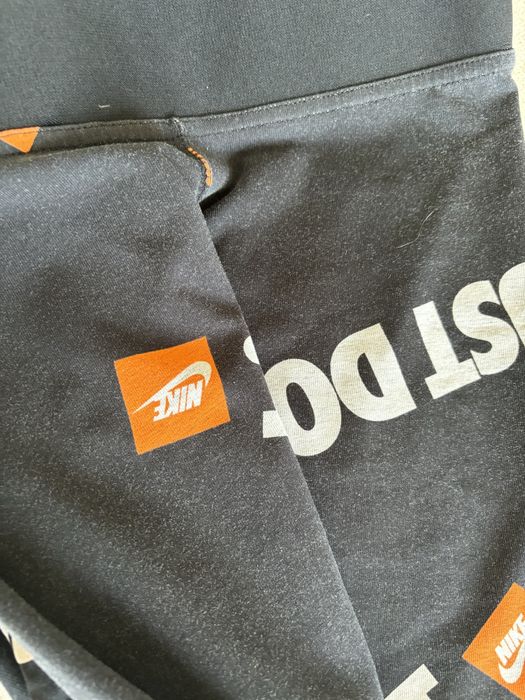 Czarne leginsy sportowe logowane nike
