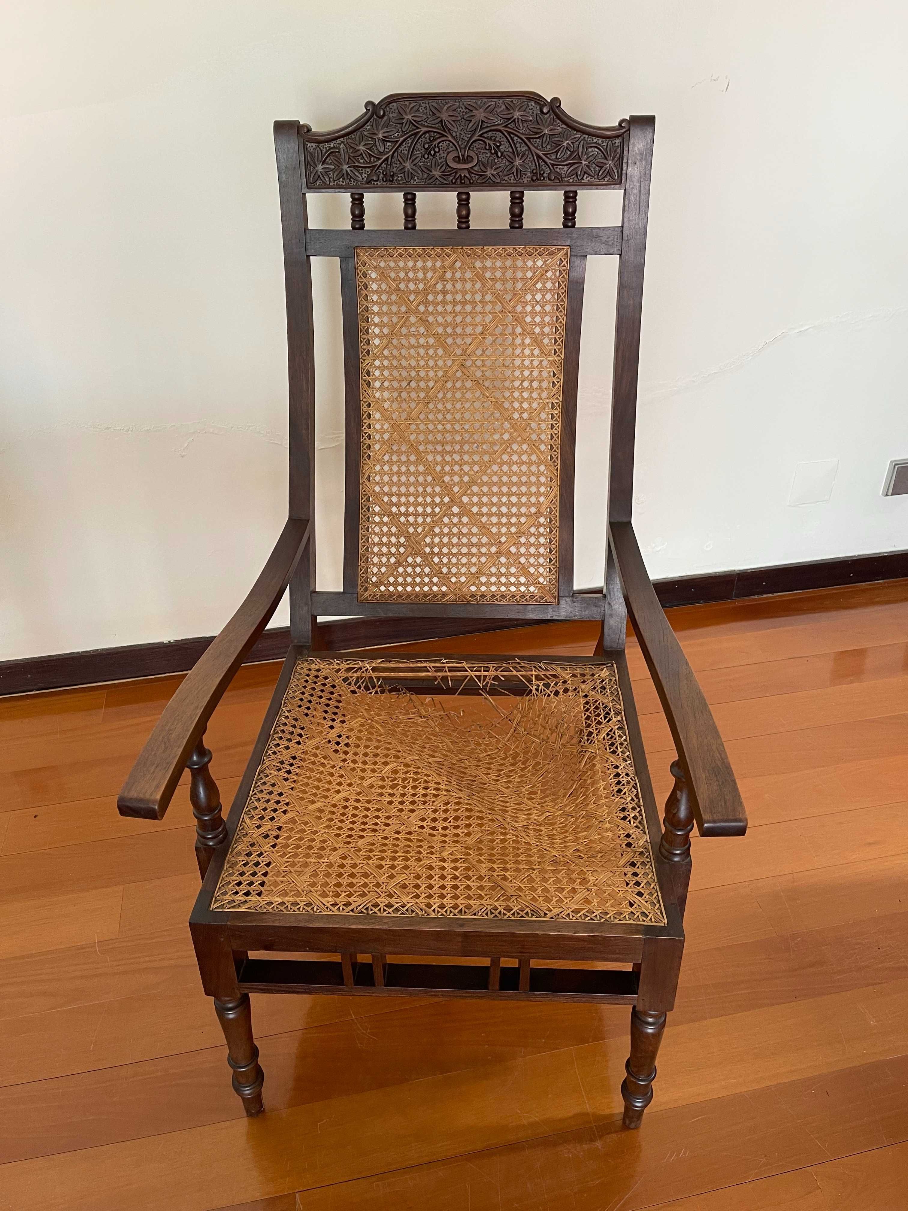 Cadeira Colonial em Madeira Escura com Palhinha – Para Restauro