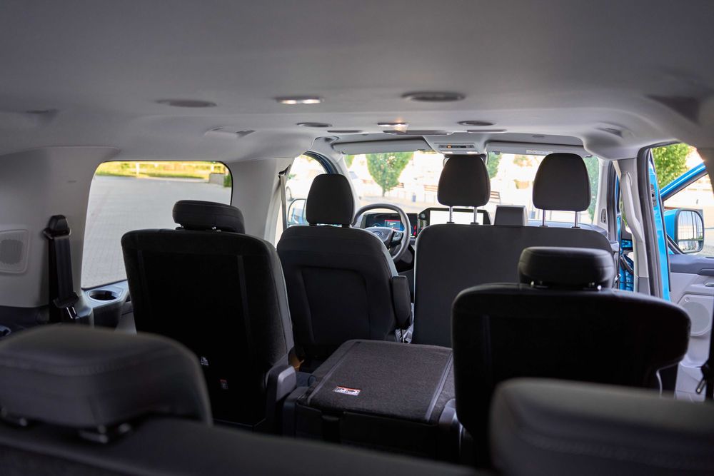 Wynajem Busa 9 osobowego. Ford Transit Custom. MATRIX LED 2025r.