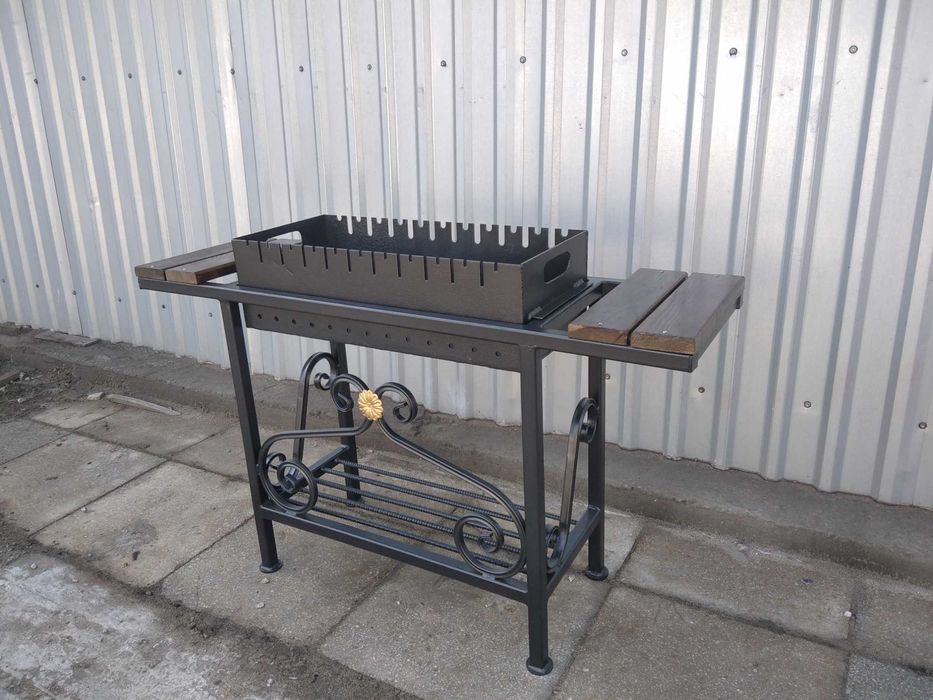 мангал стаціонарний на стійках з дерев'яними поличками/кочорга/шампура