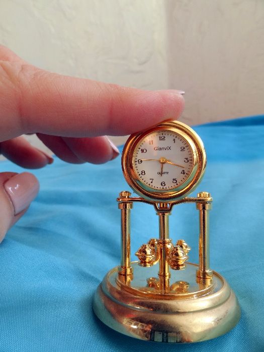 Часы настольные GianviX под золото, Хороший подарок. Годинник  на стіл