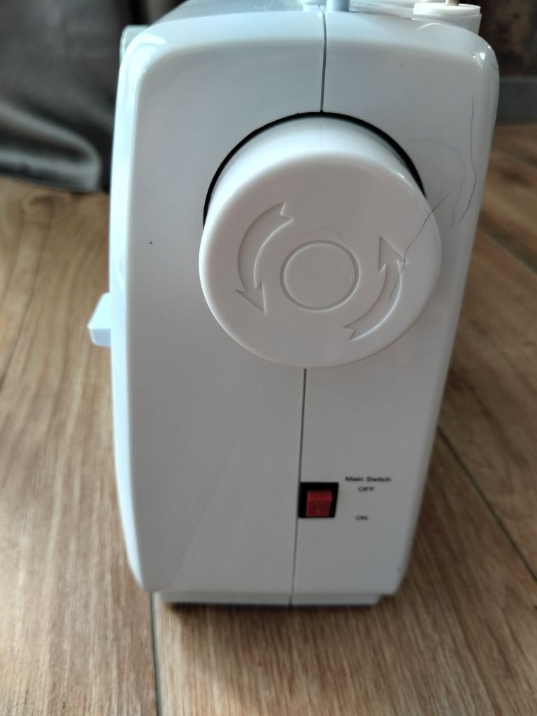 Elektryczna maszyna do szycia, z pedałem