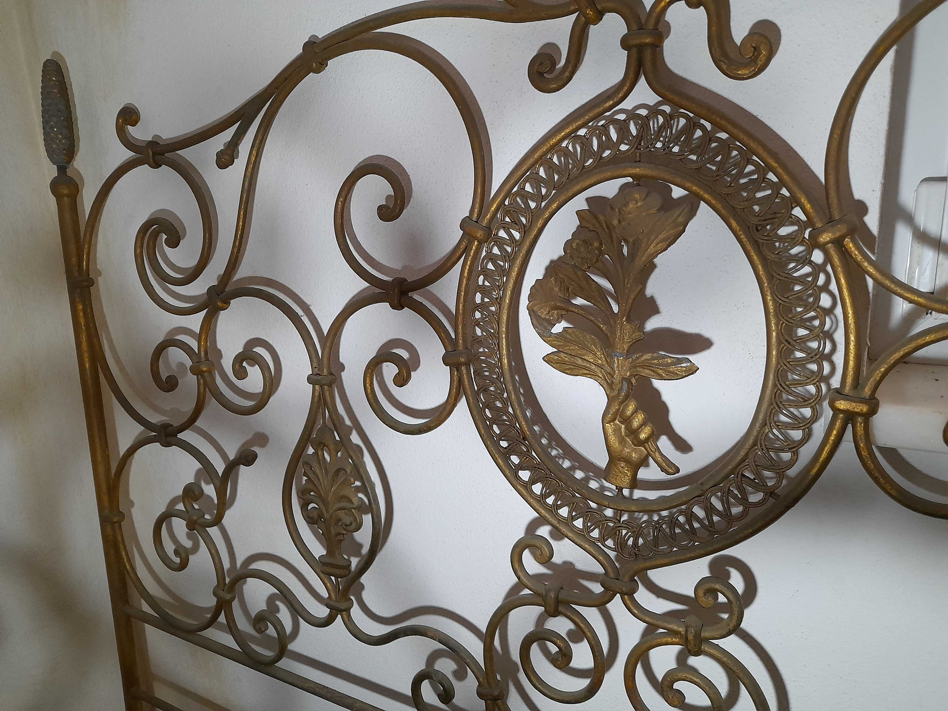 Cama de ferro antiga incomum