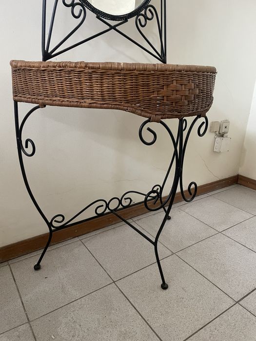 Mesa e espelho: palhinha e ferro