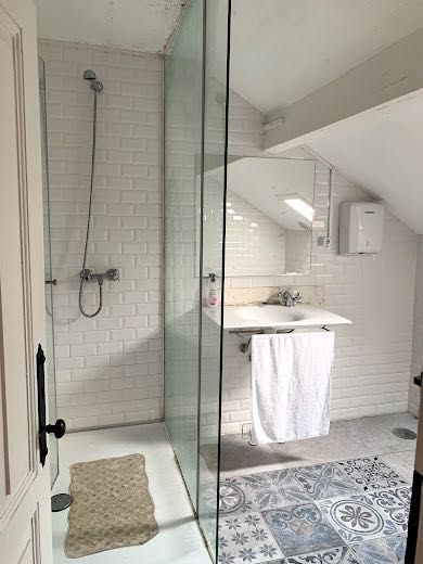 Alugo quarto em moradia